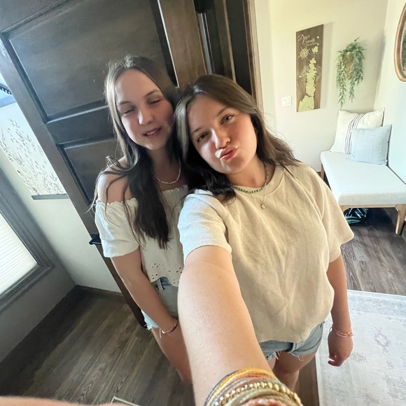 zoeholubar2